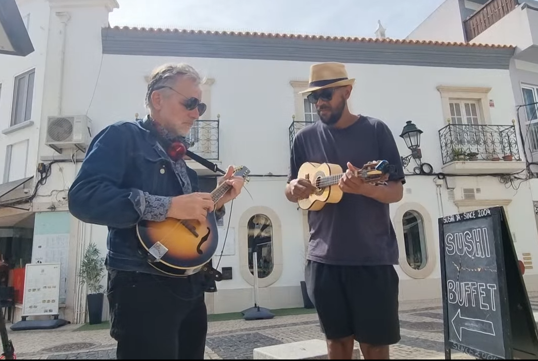 Faro — Brazilian guitarist with cavaquinho